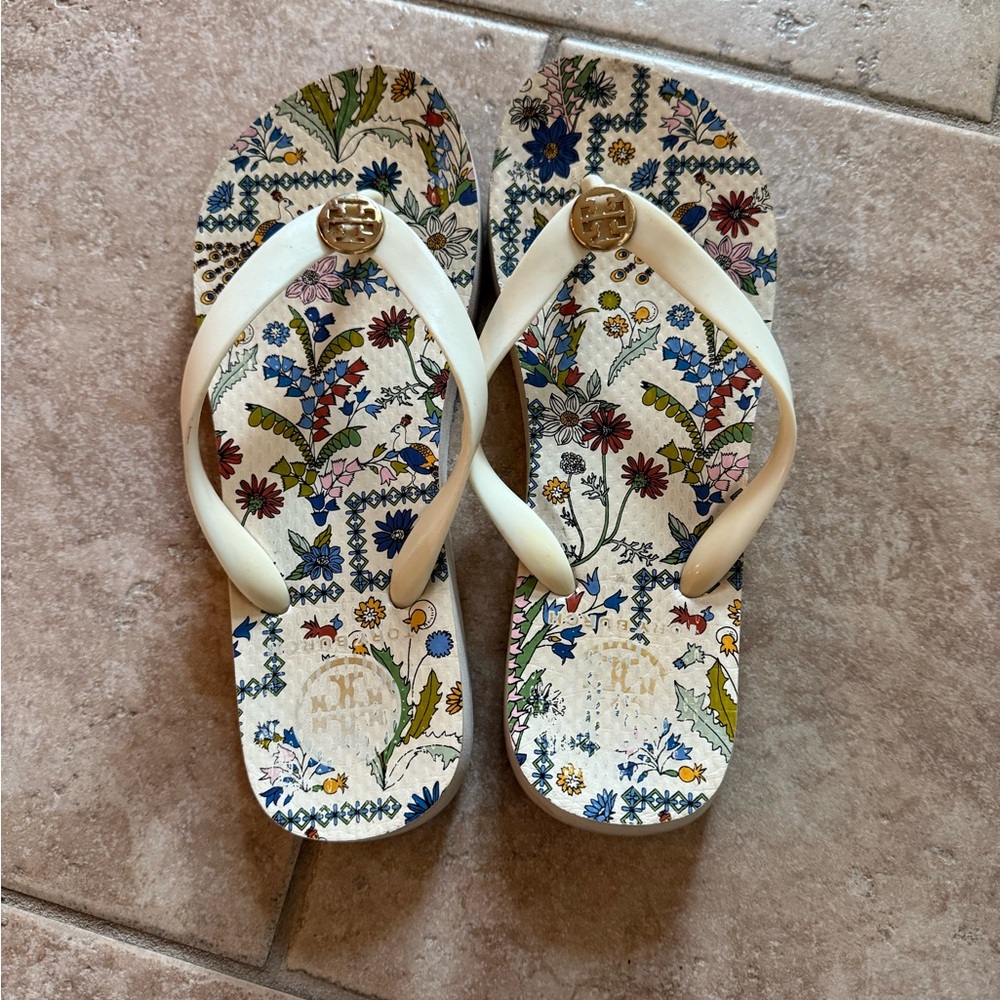 Tory Burch Floral Flip Flops - Cream. Size 6